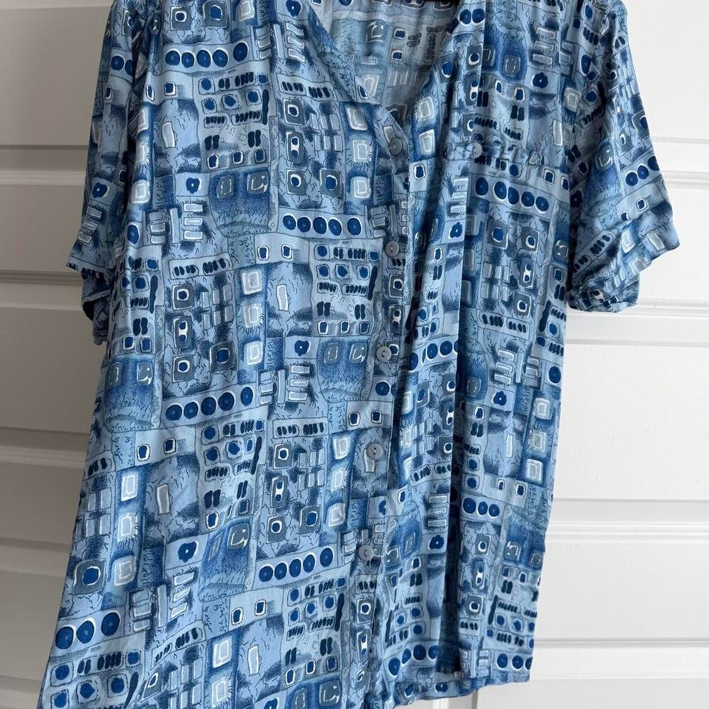 Vintage Allyson Whitmore blue & white abstract geometric pattern rayon blouse in
